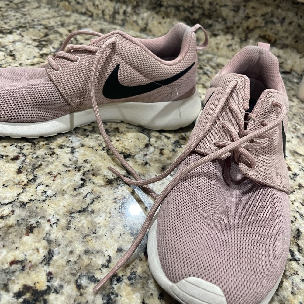 Women’s size 8.5 Nike tennis shoes.